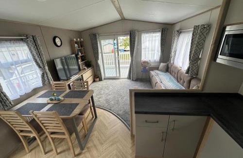 Cayton Bay House | 8 Guests - Pets accepted - Seaglass Cayton Bay
