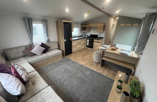 Heacham Cabin | 8 Guests - Swimming Pool - 1min to the Beach