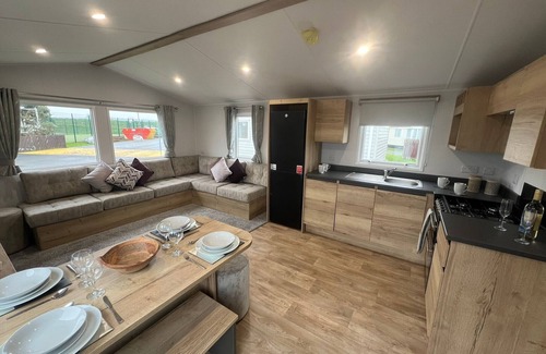 Heacham Cabin | 8 Guests - Swimming Pool - 1min to the Beach