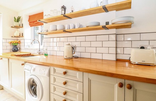 East Runton House | 8 MELINDA COTTAGE, pet friendly, with open fire in East Runton