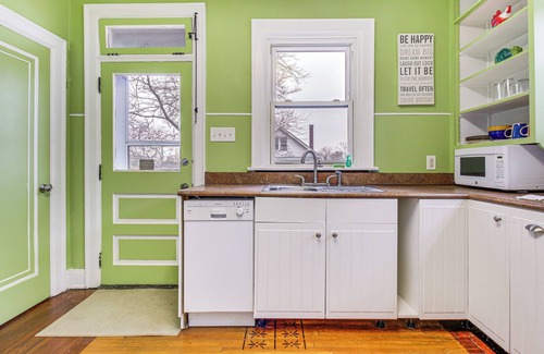 Norwood Apartment | 8 Mi to Dtwn: Inviting Cincinnati Apt w/Porch!