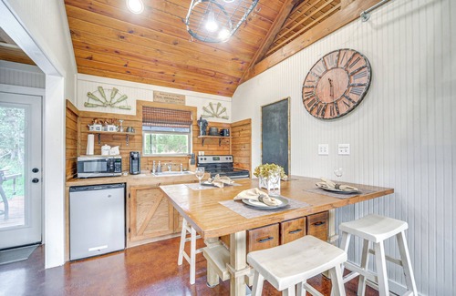 San Marcos Cabin | 8 Mi to Dtwn Wimberley: Cabin Retreat on 5 Acres!