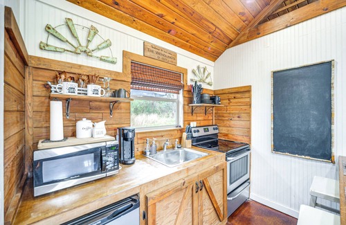 San Marcos Cabin | 8 Mi to Dtwn Wimberley: Cabin Retreat on 5 Acres!