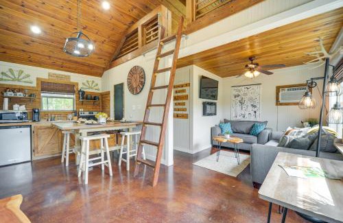 San Marcos House | 8 Mi to Dtwn Wimberley Cabin Retreat on 5 Acres!