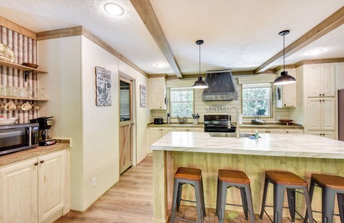 Sautee Nacoochee House | 8 Mi to Helen: Sautee Nacoochee Home w/Hot Tub