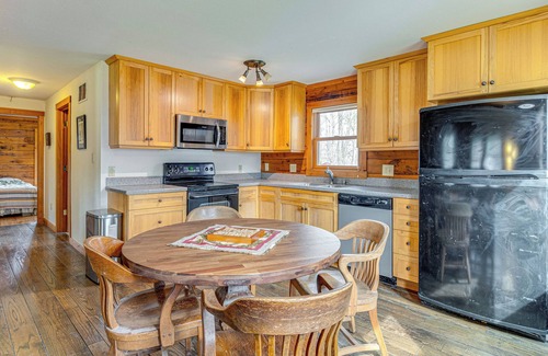 Unionville Cabin | 8 Mi to IU: Cabin w/Reading Nook, Fire Pit & Yard