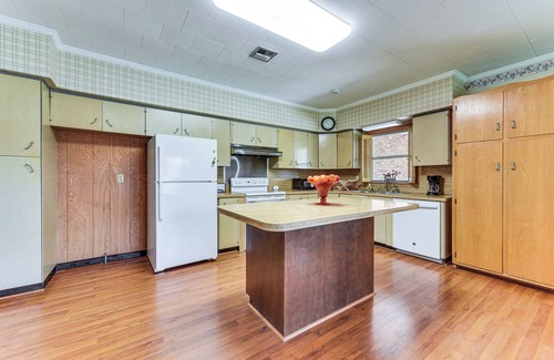Broussard House | 8 Mi to Lafayette: Dog-Friendly Home w/Large Yard