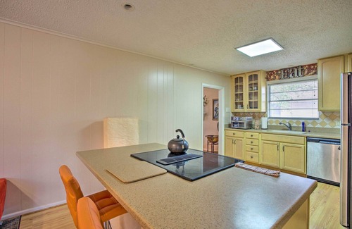 Garland House | 8 Mi to Lake Ray Hubbard: Creekside Garland Home