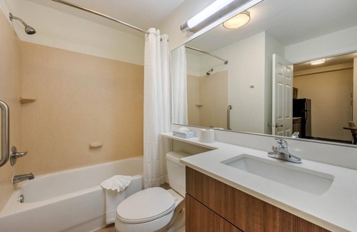 Biggar Hotel | 8 Miles Away from Fort Myers Beaches Family Room w/Kitchen and Free Parking