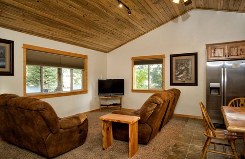 Lazy Acres Cabin | 8 miles from Yellowstone! Large Covered Porch, Gas BBQ, Smart TV, Next To Creek