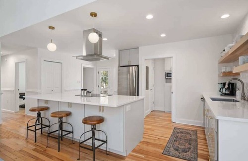 Duck House | 8 Min Walk to Beach, Saltwater Pool & Hot Tub
