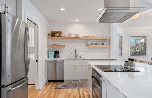 Duck House | 8 Min Walk to Beach, Saltwater Pool & Hot Tub