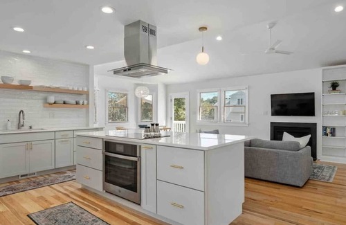 Duck House | 8 Min Walk to Beach, Saltwater Pool & Hot Tub