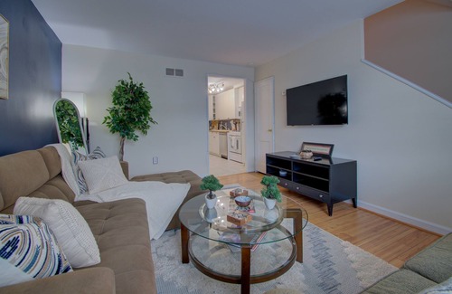 Old Town West House | ❃8 Min walk to Metro/Fenced Yard ❃ King Bed❃ Old Town Central Retreat ❃