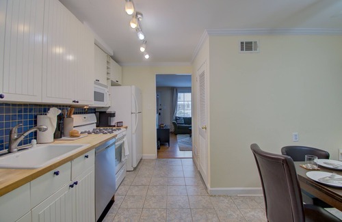 Old Town West House | ❃8 Min walk to Metro/Fenced Yard ❃ King Bed❃ Old Town Central Retreat ❃