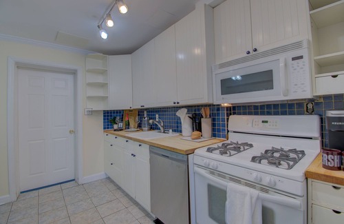 Old Town West House | ❃8 Min walk to Metro/Fenced Yard ❃ King Bed❃ Old Town Central Retreat ❃