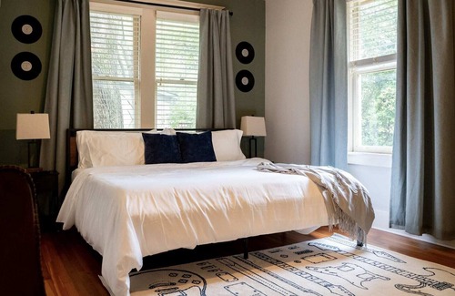 Evergreen House | 8 mins to Beale|Hot Tub|Pool Table |Fire Pit