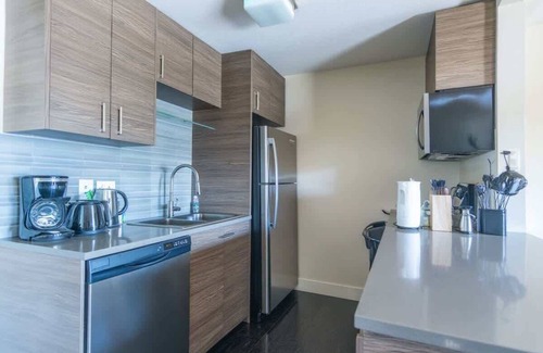 Pleasant Valley Apartment | 8 mins to Downtown King Bed | Pool, Parking Gym 05