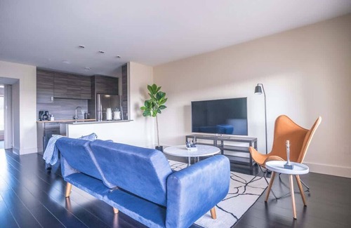 Pleasant Valley Apartment | 8 mins to Downtown King Bed | Pool, Parking Gym 05