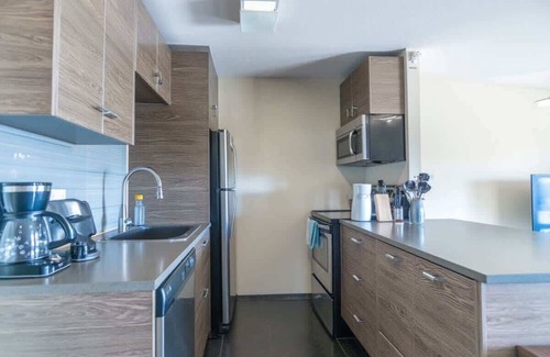 Pleasant Valley Apartment | 8 mins to Downtown King Bed | Pool, Parking Gym 05