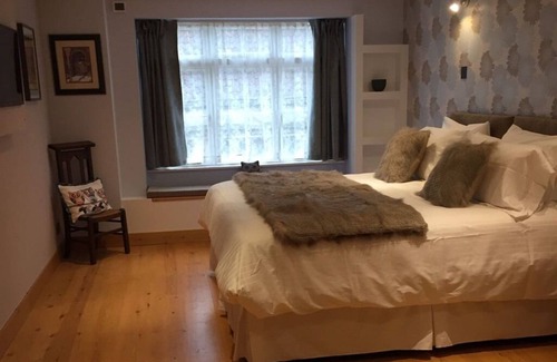 Glastonbury Bed & Breakfast | 8 Owls B&B