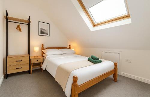 Cathays Apartment | 8 Person, 4 Bedroom Light, Warm & Modern Apartment