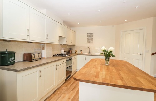 Malmesbury Cottage | 8 THE LIGHT, pet friendly, character holiday cottage in Malmesbury
