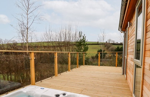 Looe Cabin | 8 VALLEY VIEW, family friendly, with hot tub in Lanreath