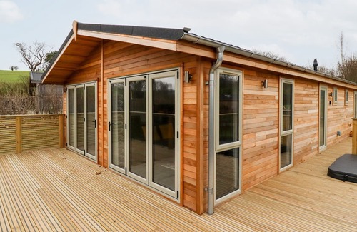 Looe Cabin | 8 VALLEY VIEW, family friendly, with hot tub in Lanreath