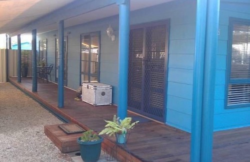 Portarlington House | 800 mtres from Dog friendly beach! 12 minute flat walk to beach. 1 minute by car