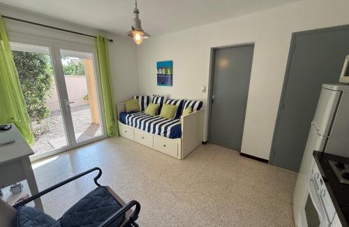 Portiragnes-Plage Apartment | 80m de la plage Appartement au rdc d'une maison 1 chambre 4 couchages cour LXRV9A