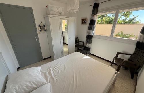 Portiragnes-Plage Apartment | 80m de la plage Appartement au rdc d'une maison 1 chambre 4 couchages cour LXRV9A
