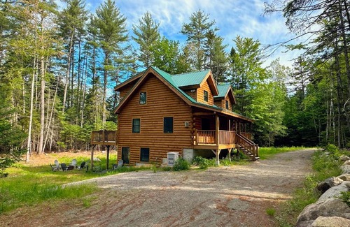 Bethlehem House | 80PVR Log Home 20min to Bretton Woods AC Hot Tub wifi cable fireplace fire pit