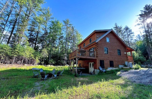 Bethlehem House | 80PVR Log Home 20min to Bretton Woods AC Hot Tub wifi cable fireplace fire pit