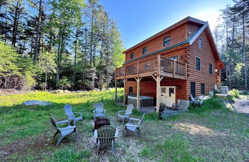 Bethlehem House | 80PVR Log Home 20min to Bretton Woods AC Hot Tub wifi cable fireplace fire pit