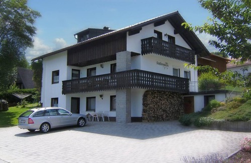 Geyersberg Apartment | 80qm-große Ferienwohnung mit 3 Schlafzimmern und Balkon