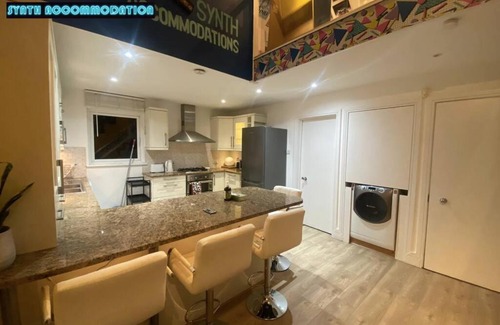 Wimbledon Apartment | 80s RETRO 3 Bedroom Apartment in Wimbledon London Sleeps 6! NETFLIX WIFI and Arcade! Perfect for Families Business & Leisure Guests!