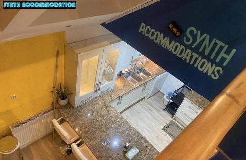 Wimbledon Apartment | 80s RETRO 3 Bedroom Apartment in Wimbledon London Sleeps 6! NETFLIX WIFI and Arcade! Perfect for Families Business & Leisure Guests!