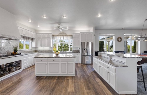 Sonora House | 82 acre Mountain Retreat w/Pool & Spa near Yosemite sleeps 14