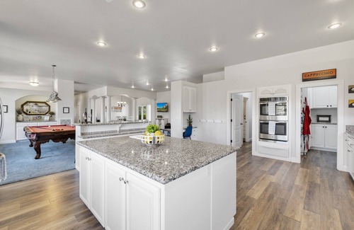 Sonora House | 82 acre Mountain Retreat w/Pool & Spa near Yosemite sleeps 14