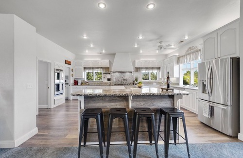Sonora House | 82 acre Mountain Retreat w/Pool & Spa near Yosemite sleeps 14