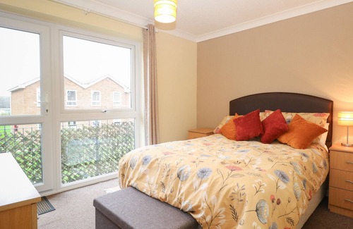 Corton Cabin | 82 WATERSIDE, pet friendly, character holiday cottage in Corton