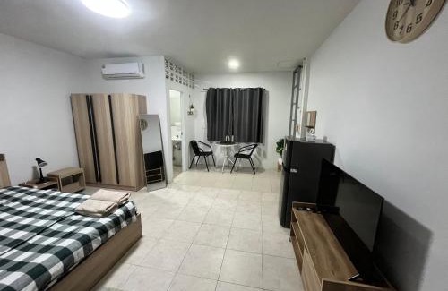 Kathu Apartment | 84 Bar & Guest House