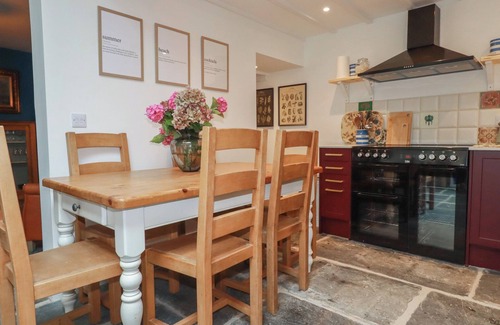 Port Isaac Cottage | 84 FORE STREET, family friendly, with open fire in Port Isaac