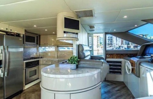 West Newport Boat Rental | 84' LAZZARA /LA VIE