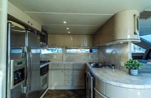West Newport Boat Rental | 84' LAZZARA /LA VIE