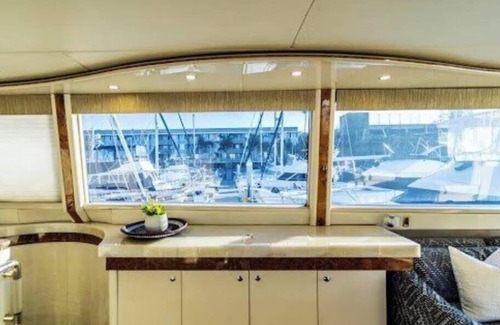 West Newport Boat Rental | 84' LAZZARA /LA VIE