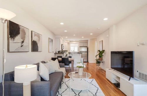 Whittier Heights House | 8417 Yina · 3b2.5b House in Ballard/10 mins to Green Lake
