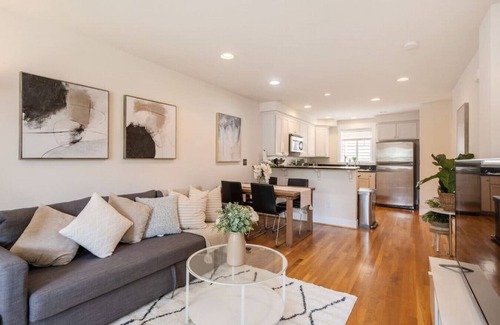 Whittier Heights House | 8417 Yina · 3b2.5b House in Ballard/10 mins to Green Lake