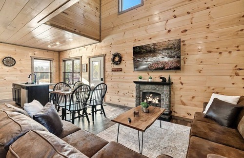Sevierville Cabin | 85° Pool | Hot Tub |Game Room | Dollywood | Pigeon Forge | Gatlinburg